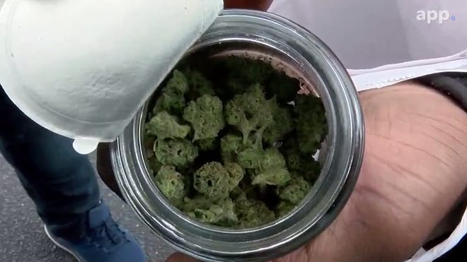 #cannabiscommunity #marijuana #cannabis Pot legalization doesn’t increase teen use, says study NEW YORK — The legalization of marijuana does not lead to increased marijuana use among adolescents or Black people in any age group, but it was a mmpconnect.com/?p=91013&utm_s…