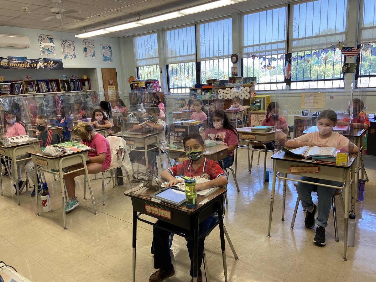 Happy Friday! What a great day, from pink dress down to playing instruments to praying the rosary. A perfect day💗💙