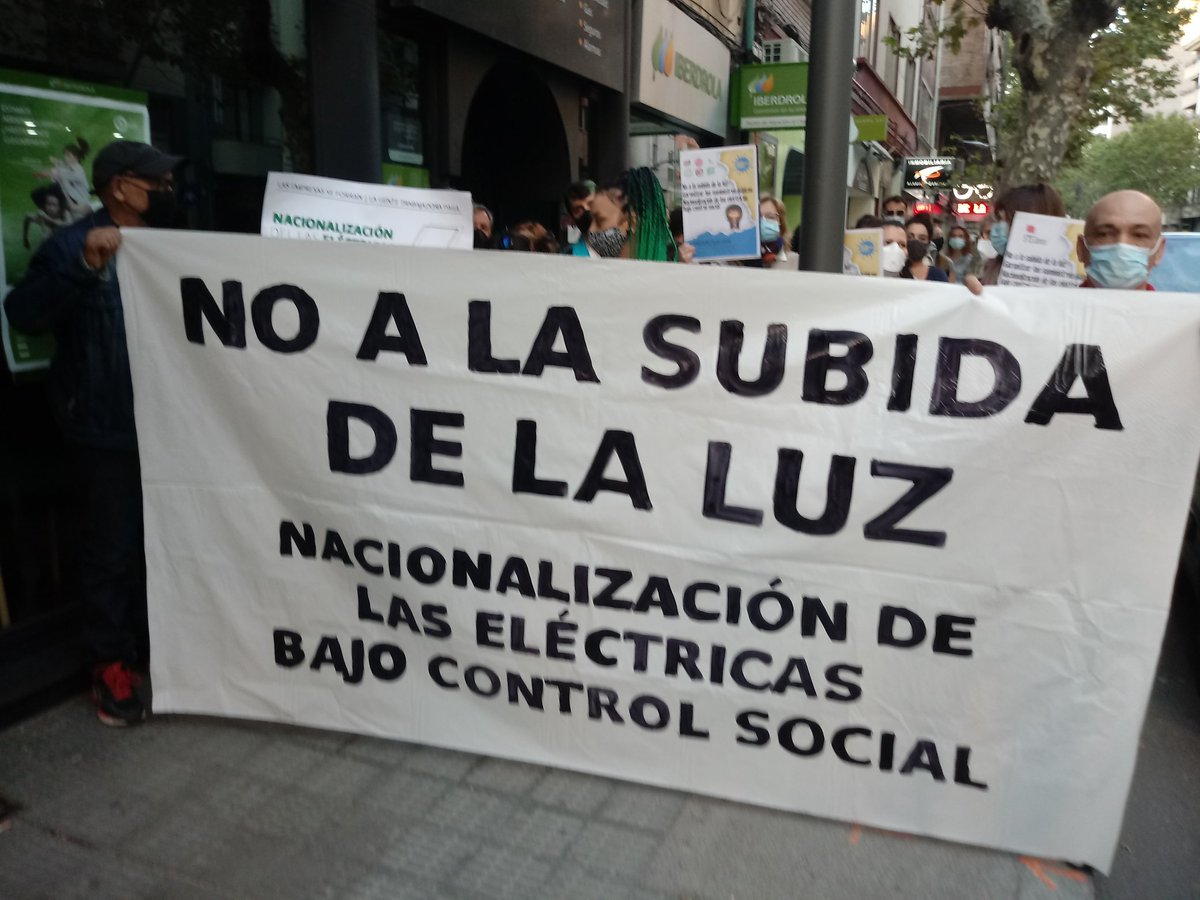 PlanChoqueZam's tweet photo. Lo hemos gritado bien alto delante de la oficina de @iberdrola en #Zamora, que curiosamente estaba cerrada por motivos técnicos, no a la subida de la luz, garantizar los suministros básicos y nacionalizar las eléctricas bajo control social. https://t.co/mUZx4pWw3Y