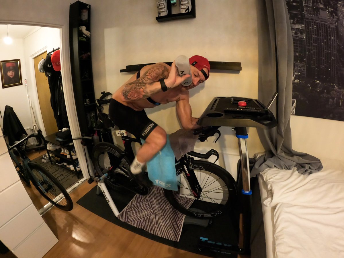anders_edstrom's tweet image. Guess trainer season is on again..
.
.
.
#bikesession #trainerride #sweat #lowcarbathlete #ketodiet #lchf #carnivore #lowcarblifestyle 🥩