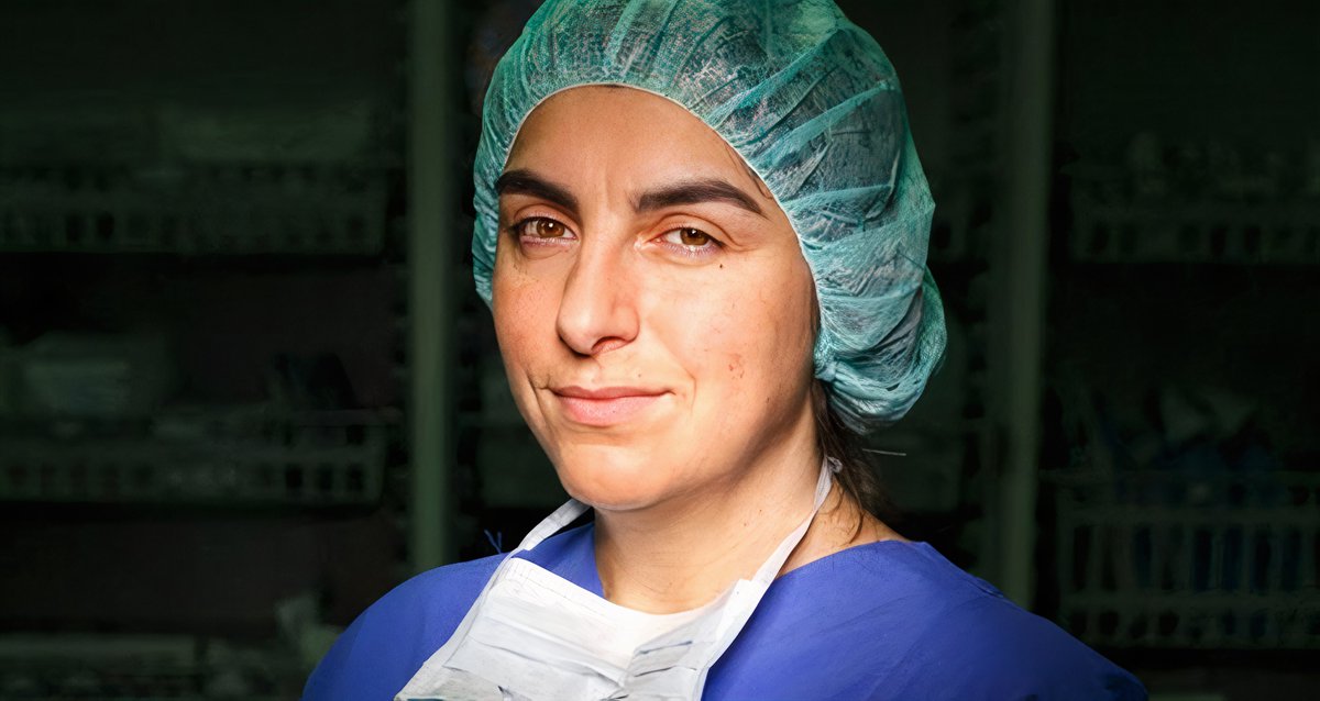 ❝Annem ve babam her zaman okumamı isterdi. "Oku, büyük adam ol, bizim gibi işçi olma" derlerdi. İşçi ailesinin çocuğu olmasam belki bu kadar azimli olmazdım.❞ 🌿

Dr. Dilek Gürsoy, Avrupa’da yapay kalp implante eden ilk kadın cerrah… 👩🏻‍⚕️ (Via Ayşe Acar)