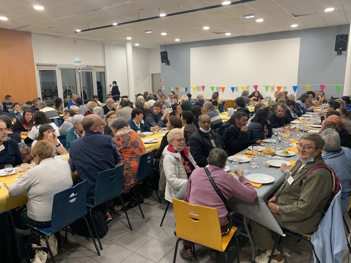 Temps de repas à l’#assembléepopulaire après la réflexion la convivialité. Repas préparé par l’association Jeunesse Vanille