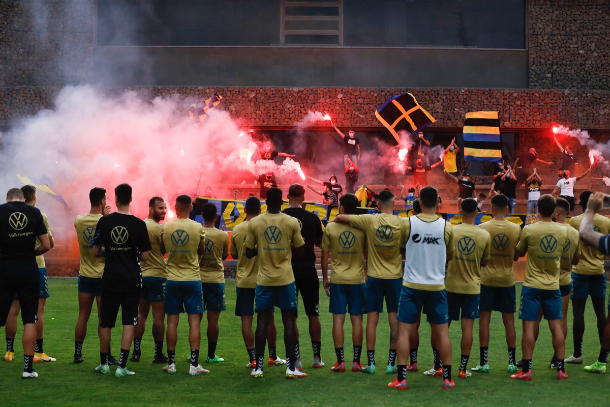 UDLP_Oficial's tweet photo. 🥰 Un escudo, un sentimiento, una PASIÓN. 

@ultranaciente 
#LasPalmasTenerife #LaUniónHaceLasPalmas https://t.co/qUUyWKo77u