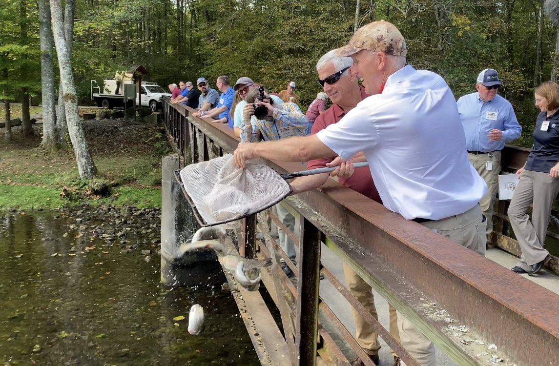 twradirector's tweet photo. About 150, 10-15 in. rainbow trout were placed into the river at the @TVANEWS S. Holston weir dam today by officials from 4 agencies. The release commemorates an agreement to provide continued funding for 3 federal fish hatcheries to continue stocking waters in GA and TN @USFWS https://t.co/G7HIk13QLJ