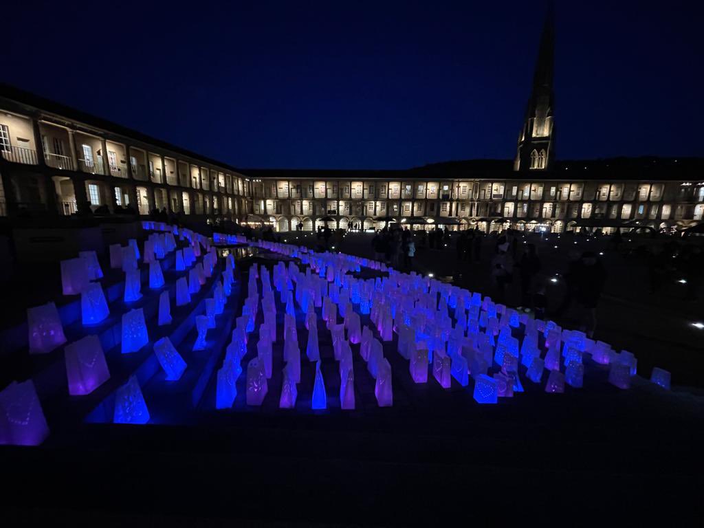 ForgetMNotChild's tweet photo. 1000 lanterns lit @ThePieceHall in memory of babies whose lives shone brightly but far too briefly #WaveOfLight #BLAW2021 https://t.co/KDCI4fmjof