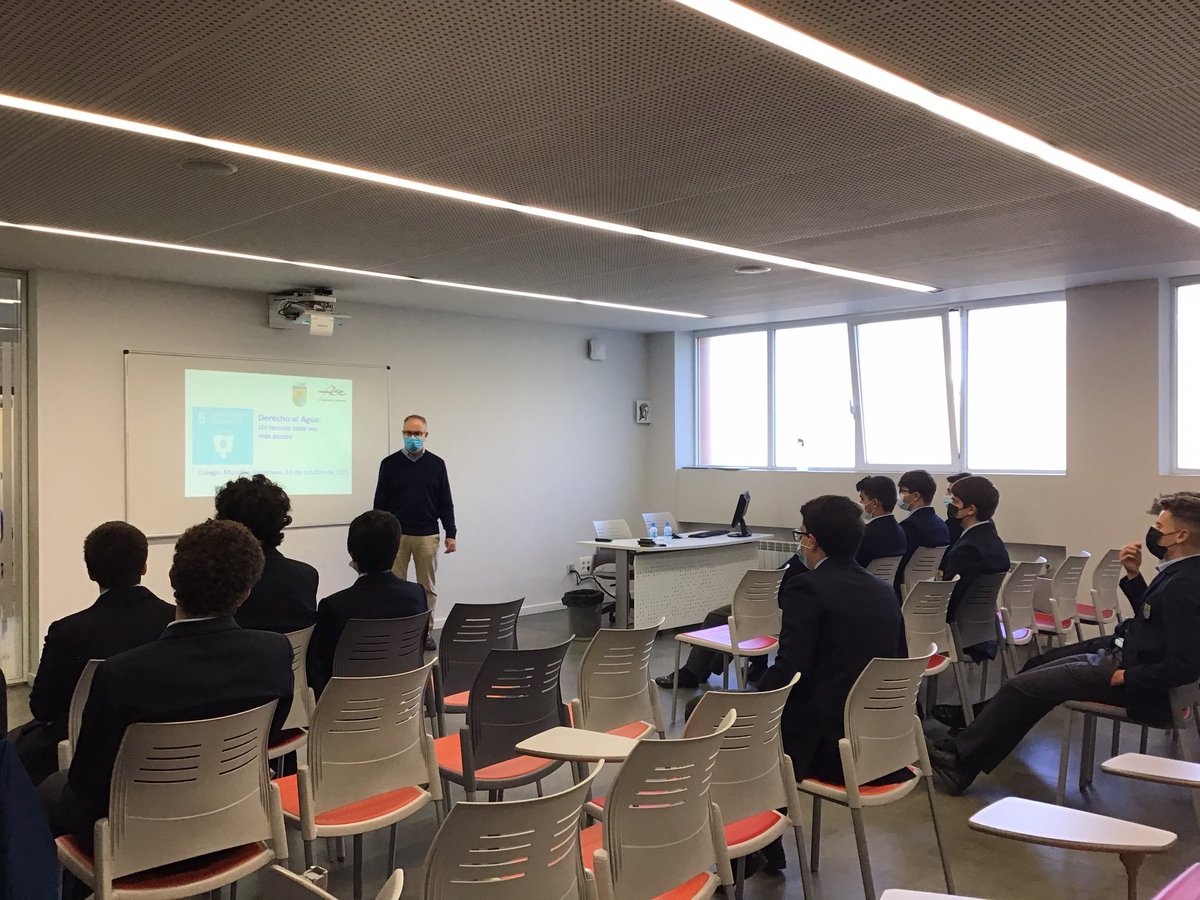 Ayalde_Munabe's tweet photo. El miércoles tuvimos una nueva sesión del Programa Excellence de Bachillerato con una charla-conversación con Jesús Pizarro, Director de la @Fundacion_FISC, con el fin de entender mejor las claves del mundo actual, uno de los objetivos del Programa. https://t.co/tN4LBQx7Yi