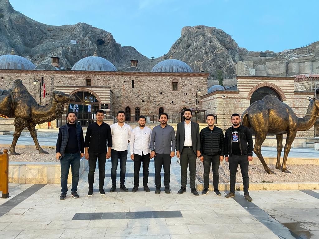 EnesKaskas's tweet image. Tokat Gaziosmanpaşa Üniversitesi’ne yeni gelen öğrencilerle “Kampüse Hoşgeldin” pikniğinde birlikteydik.
Tokat’ta Üniversiteli AK Gençlik sınıf sınıf, fakülte fakülte, kampüs kampüs dolaşmaya hazır.
Üniversiteler bizim 😎✋🏻