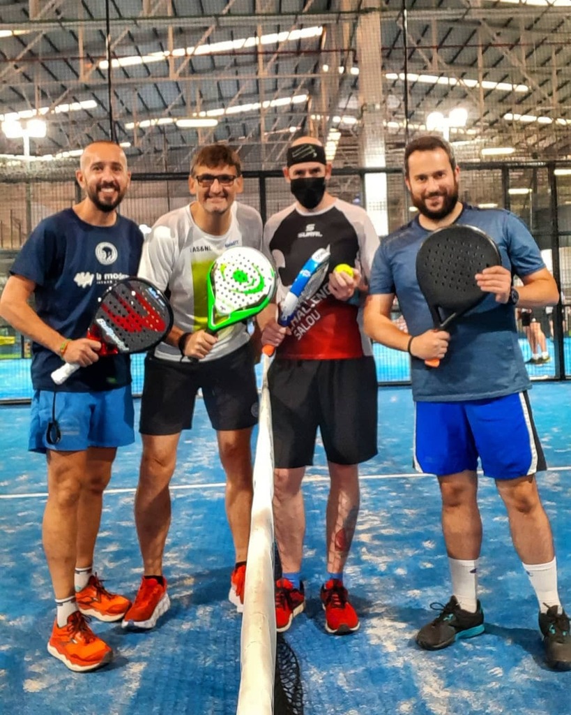 DavidFzOliver's tweet photo. Avui una d'afterwork esportiu per finalitzar la setmana amb la #MasterCrew 🎾

#afterwork #mastercamping #padel #padelmasters #showtime #menhemenjatunesquantes https://t.co/AKdxSXTcfg https://t.co/WIv8hTEytT