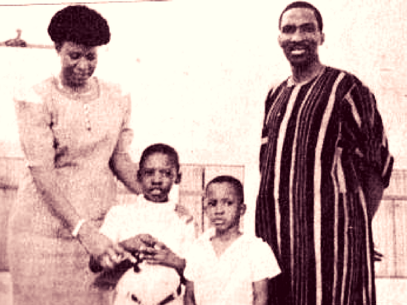 Thomas Sankara nasceu em 21 de dezembro de 1949 em Yako, na antiga colônia francesa de Alto Volta. Ingressou aos 17 anos na Academia Militar de Kadiogo, em Ouagadougou.2/21