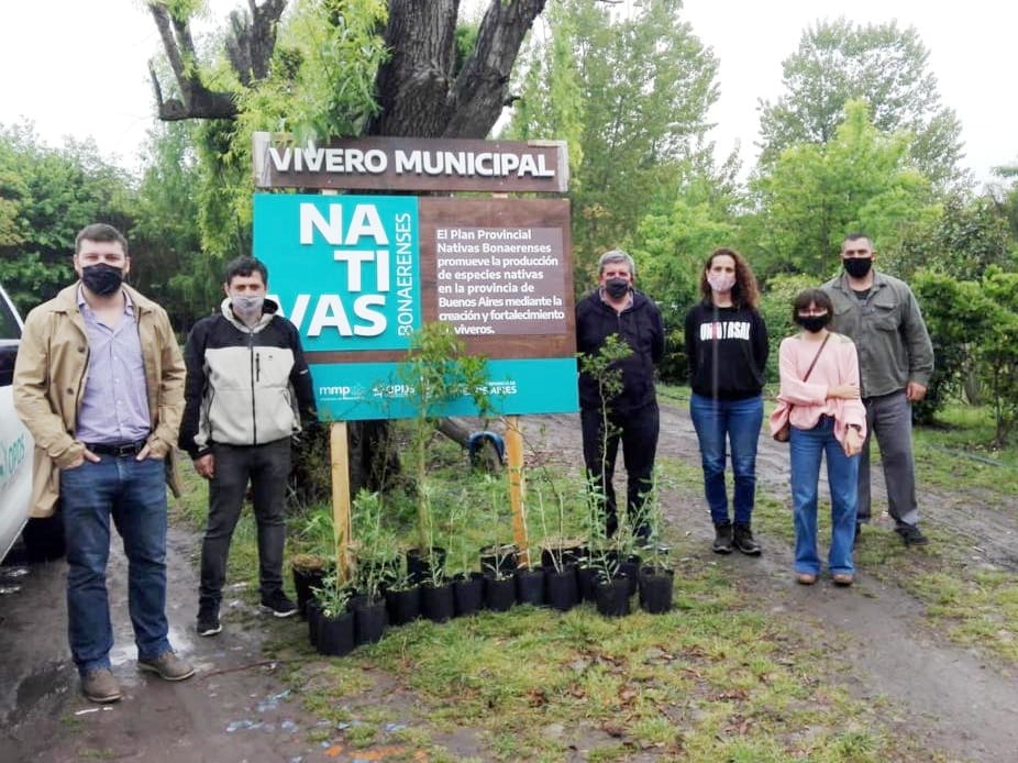 ambientepba's tweet photo. Seguimos recorriendo la @BAProvincia con el Plan Provincial #NativasBonaerenses. 🌱

Esta semana estuvimos en @GuaminiMuni, Casbas, @MunAdolfoAlsina, @municipiopuan, @suarezmunicipio y @MuniMarcosPaz. Se entregaron semillas y plantines y se instaló la correspondiente cartelería. https://t.co/23YU7PBaGB