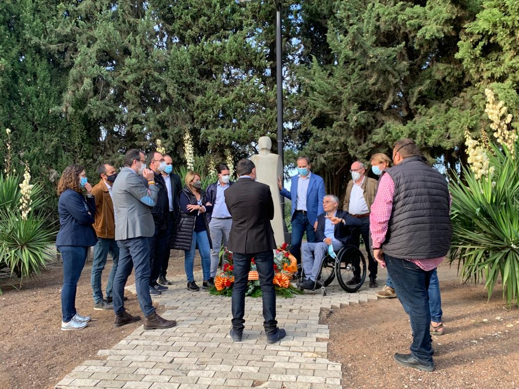 PD_TerresLleida's tweet photo. 🔵@ManelSoleA: “Com va passar amb el president Companys, estem vivint una repressió on un estat totalment demofòbic intenta reprimir una nació i un poble”
📍El PDeCAT, present als actes de commemoració del 81è aniversari de l’afusellament de Lluís Companys
https://t.co/l4gwHDusqS https://t.co/cHHTV9KikZ