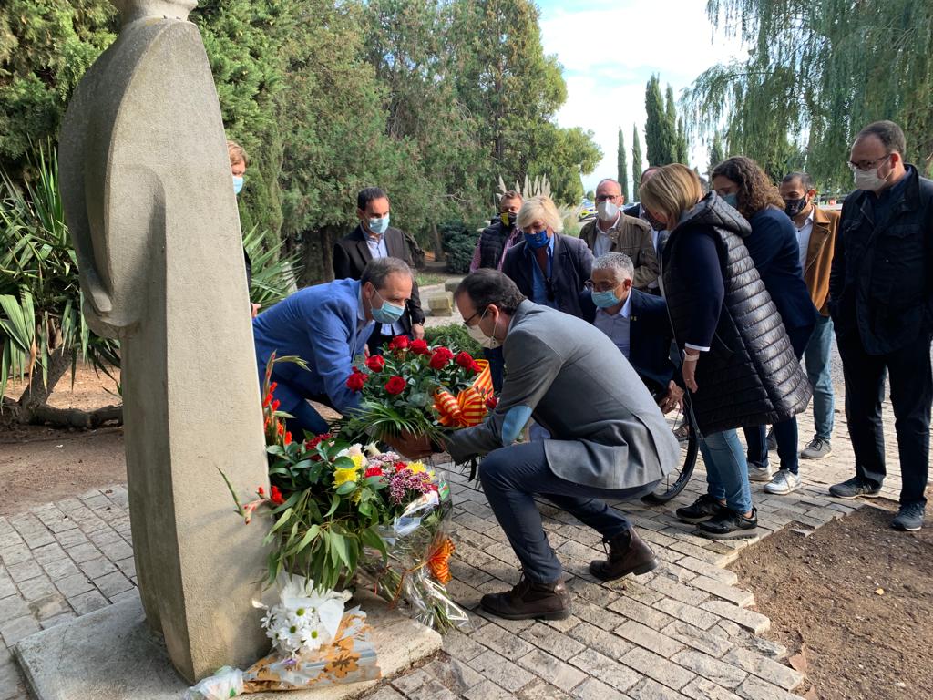 PD_TerresLleida's tweet photo. 🔵@ManelSoleA: “Com va passar amb el president Companys, estem vivint una repressió on un estat totalment demofòbic intenta reprimir una nació i un poble”
📍El PDeCAT, present als actes de commemoració del 81è aniversari de l’afusellament de Lluís Companys
https://t.co/l4gwHDusqS https://t.co/cHHTV9KikZ