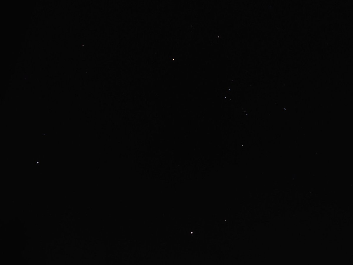 KTakasaki's tweet photo. 深夜のベランダから☆

「いろんなことがあるけど…空には星が綺麗〜🎵」

#オリオン座 #冬の大三角 #空に星が綺麗 https://t.co/Hv5D9GU4DL