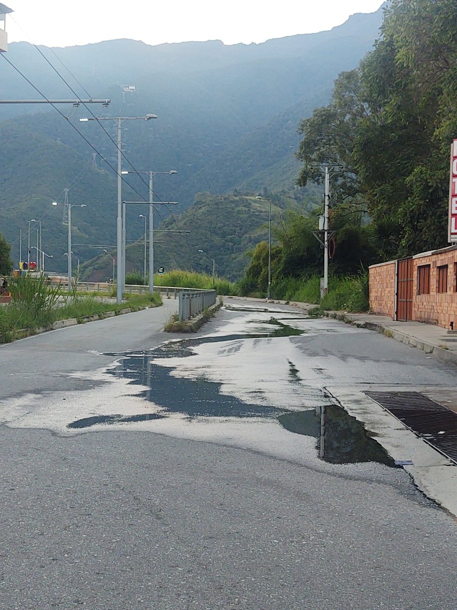 jorgevillet's tweet photo. #15Oct #DenunciaCiudadana
Desde hace algunos meses persiste este bote de agua en el Paseo Domingo Peña, o Paseo de los Conquistadores Merideños, al lado del hotel El Gran Balcón de #Mérida.
Ojalá exista algún organismo que pueda dar una solución.
02:27 pm https://t.co/4V4eAN19Ju