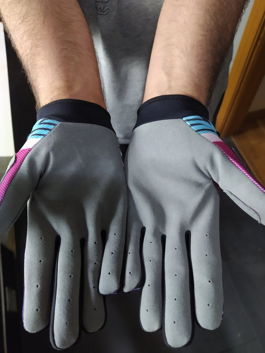 Pues ya han llegado los guantes de <a href="/KrakenStainsGT/">Kraken Stains GT</a> !!

Muy chulos y personalizados!!

Gracias <a href="/RaceMax2/">RaceMax</a> !!