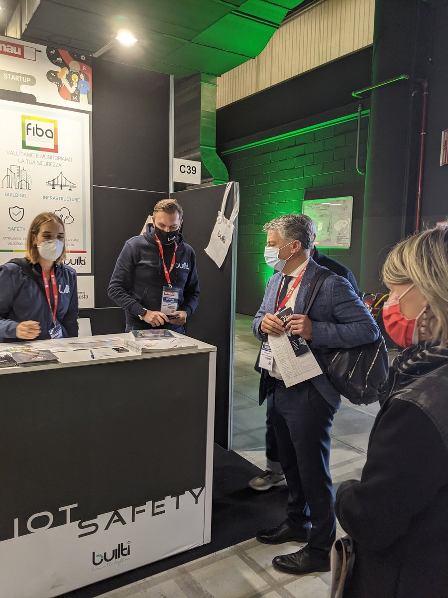 ValentinaBorre's tweet photo. Settimana di lavoro densa, impegnativa ma stimolante! A @smaunotes per imparare e promuovere l'#innovazione #madeinvda @ustampavda @luigibertschy https://t.co/u5FZTisia4