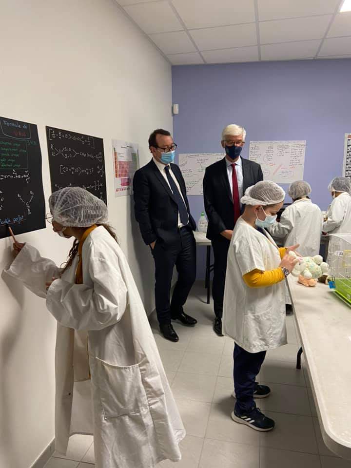 Prefet07's tweet photo. L'escape game "Sauvons la diversité" vient d'être inauguré à l'école du Teil en présence du directeur général de l'@ANCTerritoires

Grâce à la politique de la ville, l'escape game sur les valeurs de la République a pu voir le jour, avec l'appui technique du Réseau @Canope_07 https://t.co/SVx27NKjMG