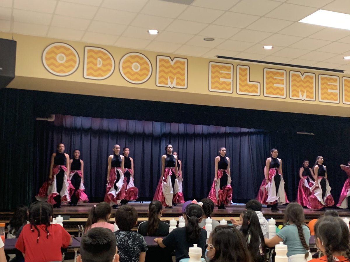 LilianaAzultec's tweet photo. Aldine senior came to Odom for a visit!!!!!!  They are so talented.⁦@OdomES_AISD⁩ https://t.co/c0SmOaz4lc