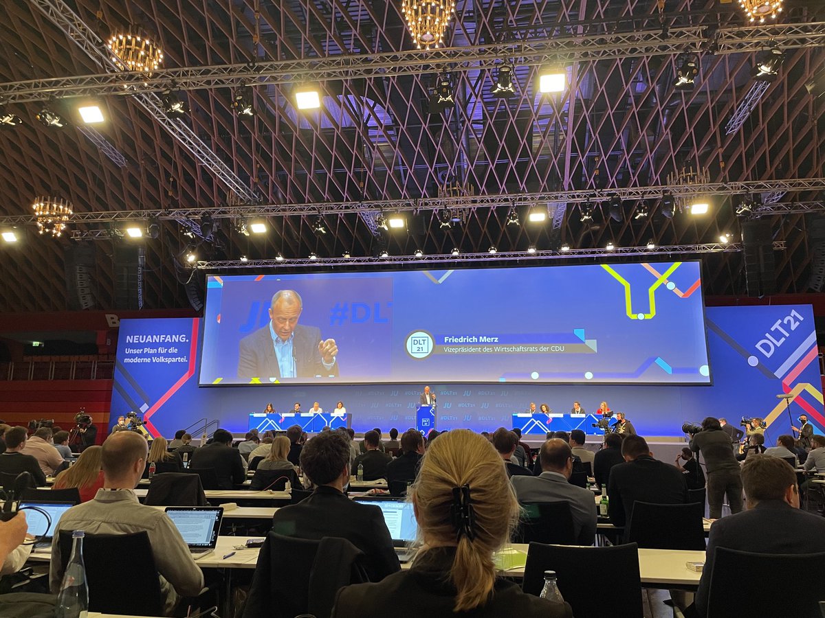 „Junge Besen kehren gut. Aber die alte Bürste kennt die Ecken.“ #Merz eben beim #Deutschlandtag der #JU ob das schon eine Bewerbungsrede war? Merz spricht von langem Weg zurück an die Macht. Schwört #CDU auf Erneuerung in der Opposition ein.