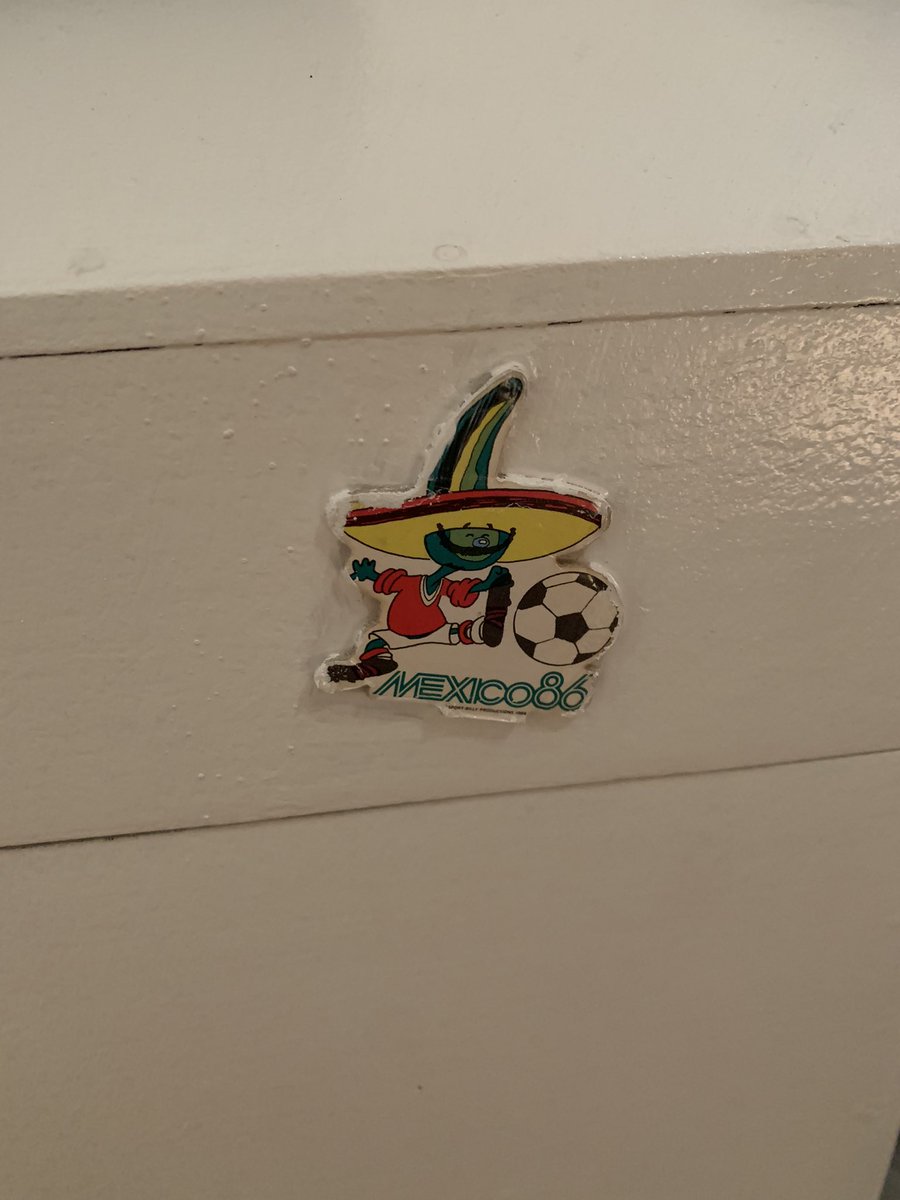 Jeg kan ikke lade være med at trække på smilebåndet over at én af mine jævnaldrende venner (stadig!) har dette klistermærke siddende på sin tøjskuffe😂🙏🏻❤️🇩🇰⚽️