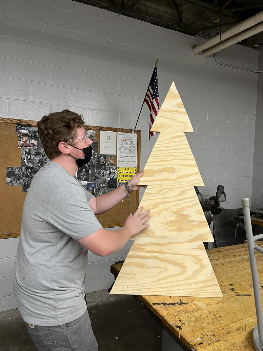 randyengland80's tweet photo. Construction class making decorations for Christmas at the campground. @MoundsStatePark https://t.co/xGjbtSIGYW
