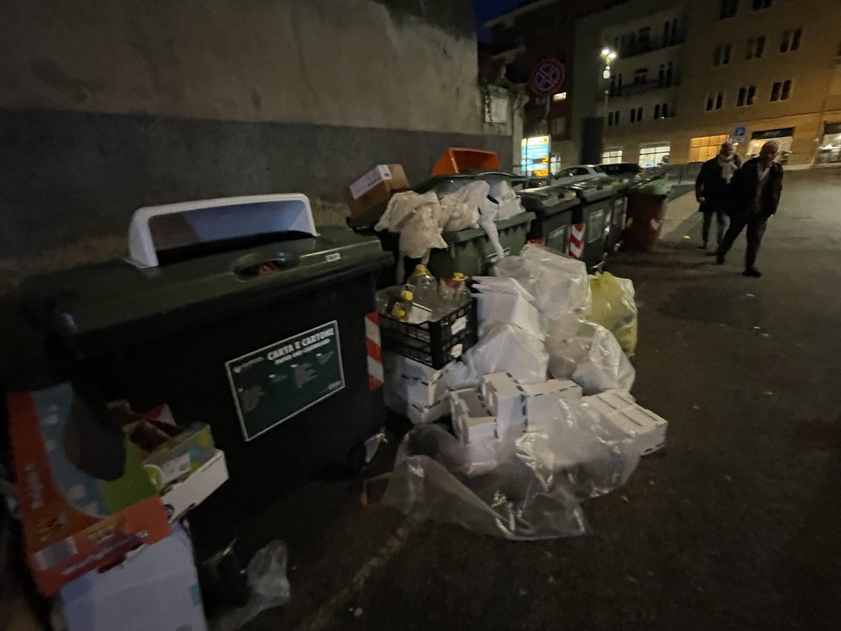 Nuova apertura a Verona. Ieri sera inaugurazione in grande stile. ⁦<a href="/pescariatw/">Pescaria</a>⁩ benvenuti a ⁦<a href="/verona/">Verona</a>⁩. Magari un po’ più di rispetto per gli altri. <a href="/SboarinaVerona/">Federico Sboarina</a>⁩ per tua informazione.