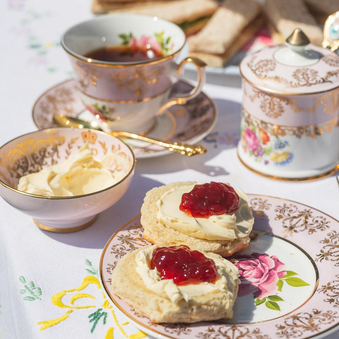 A lovely cream tea would be a delightful way to commence the weekend, especially when served on this exquisite china from @bonnyandblithe. What tea and scone pairing would you like to savor today?