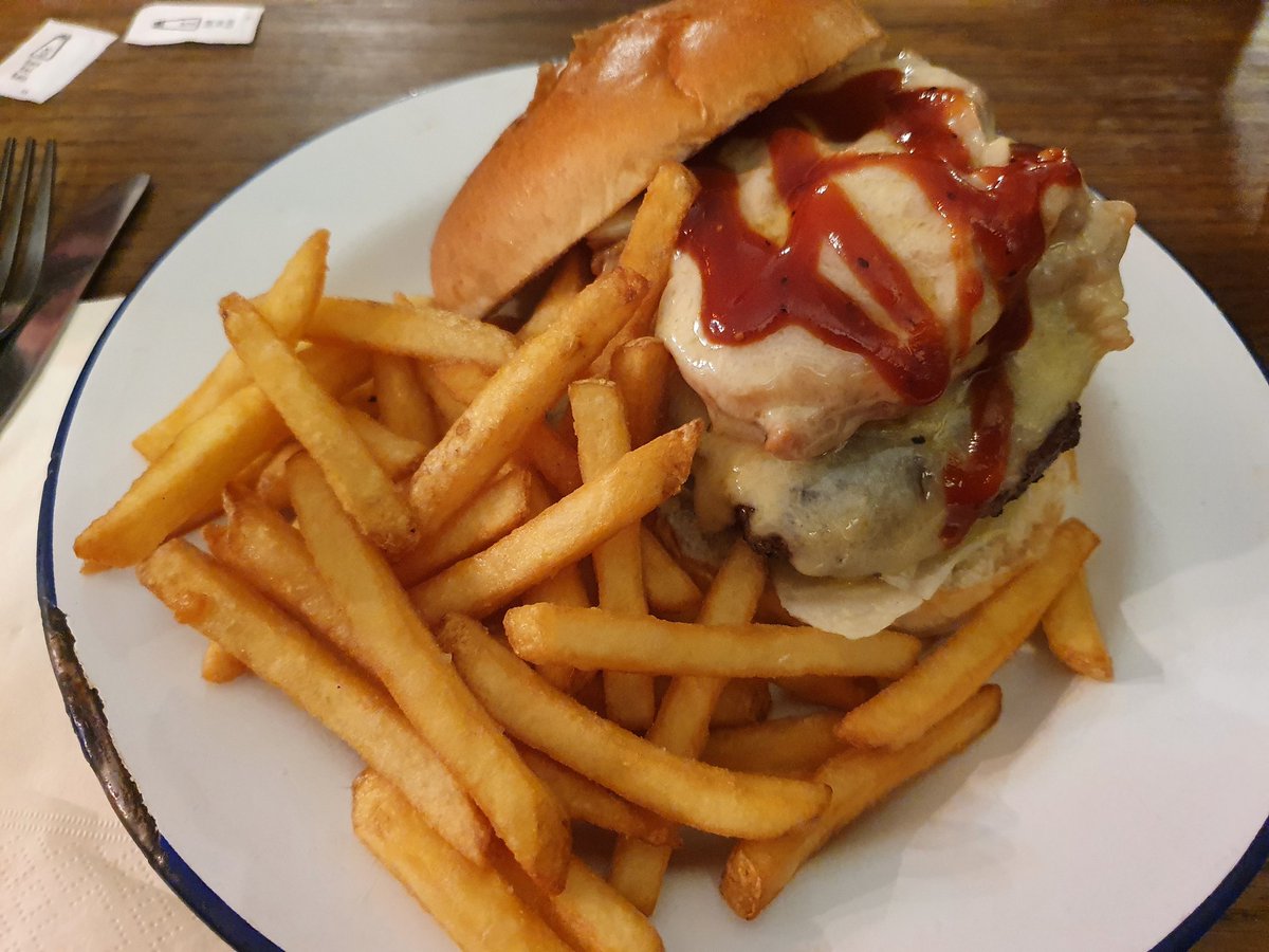WeekendWaffle's tweet photo. Pre Waffle burger at @TheAlexCB1 https://t.co/D4NiRf1vDt