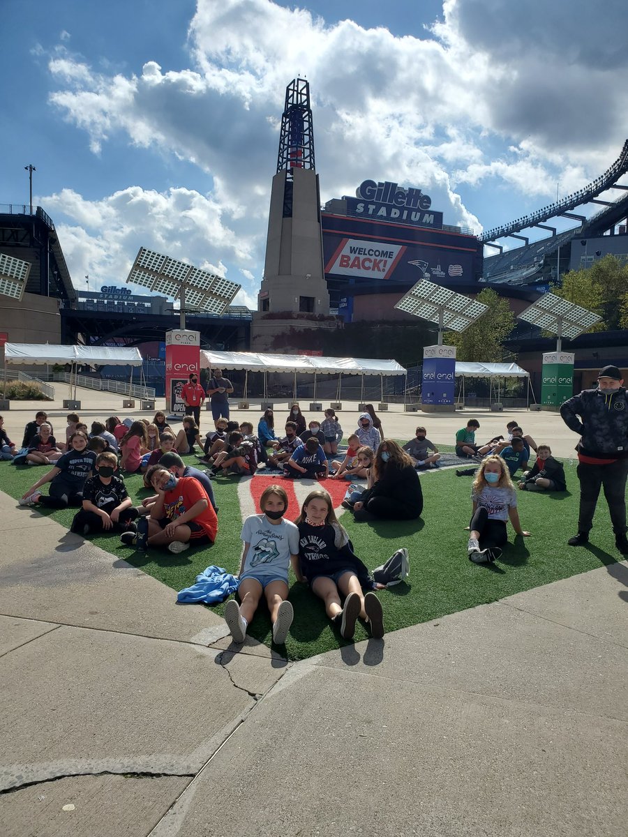 AnnaMMills's tweet photo. Here are my best group photos of our trip to Patriots Place! #wbwildcats #HowardRocks https://t.co/BKRkOYpq1j