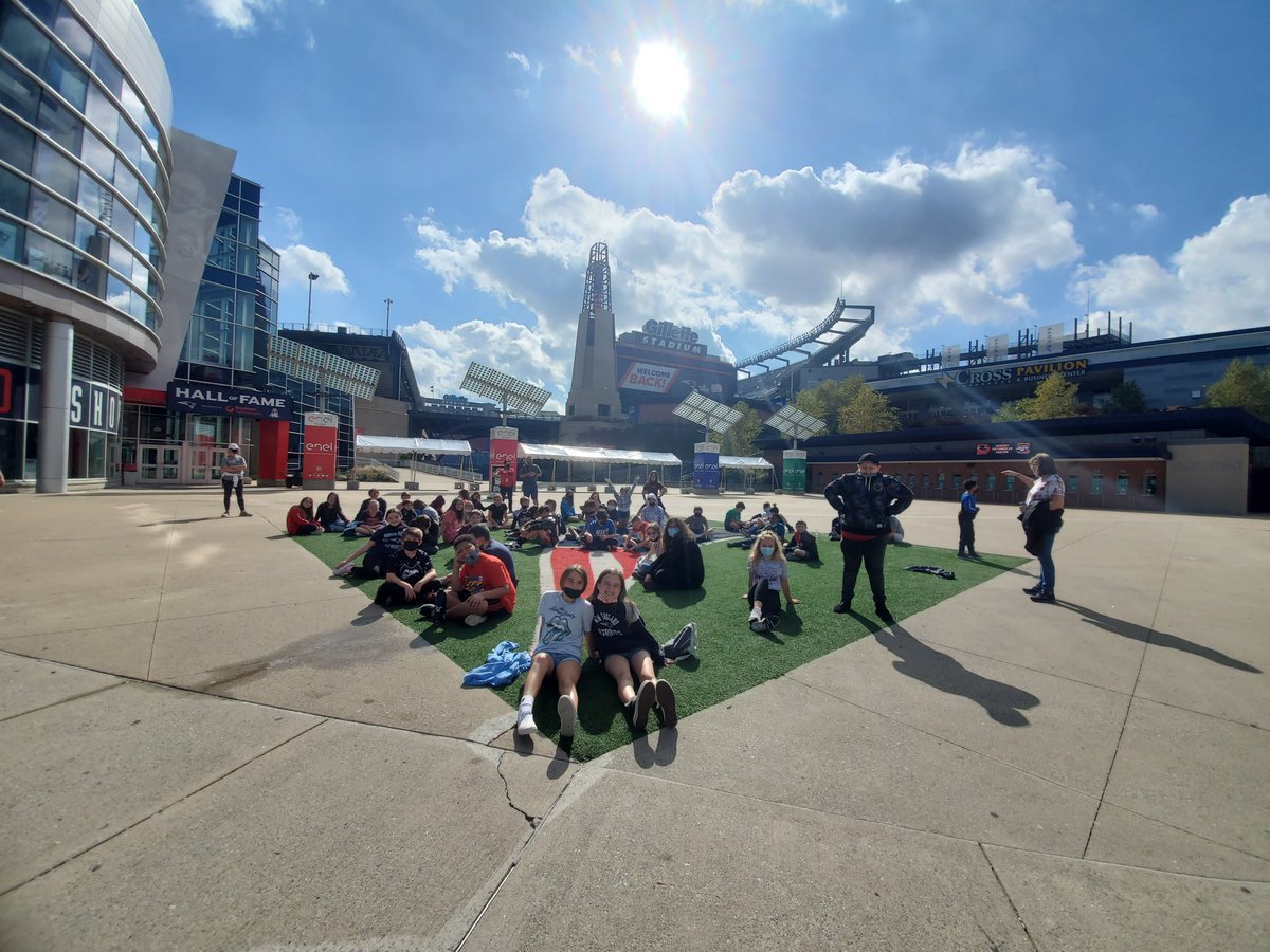AnnaMMills's tweet photo. Here are my best group photos of our trip to Patriots Place! #wbwildcats #HowardRocks https://t.co/BKRkOYpq1j