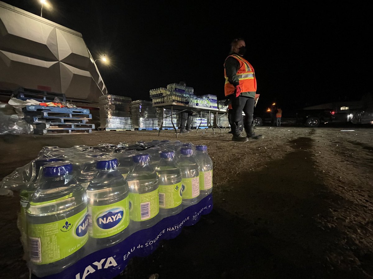 Il reste encore beaucoup d’eau embouteillée à l’école Nakasuk School d’Iqaluit. 89 000L d’eau devaient arriver par avion aujourd’hui. Un autre 42 000L est attendu la semaine prochaine. #icign