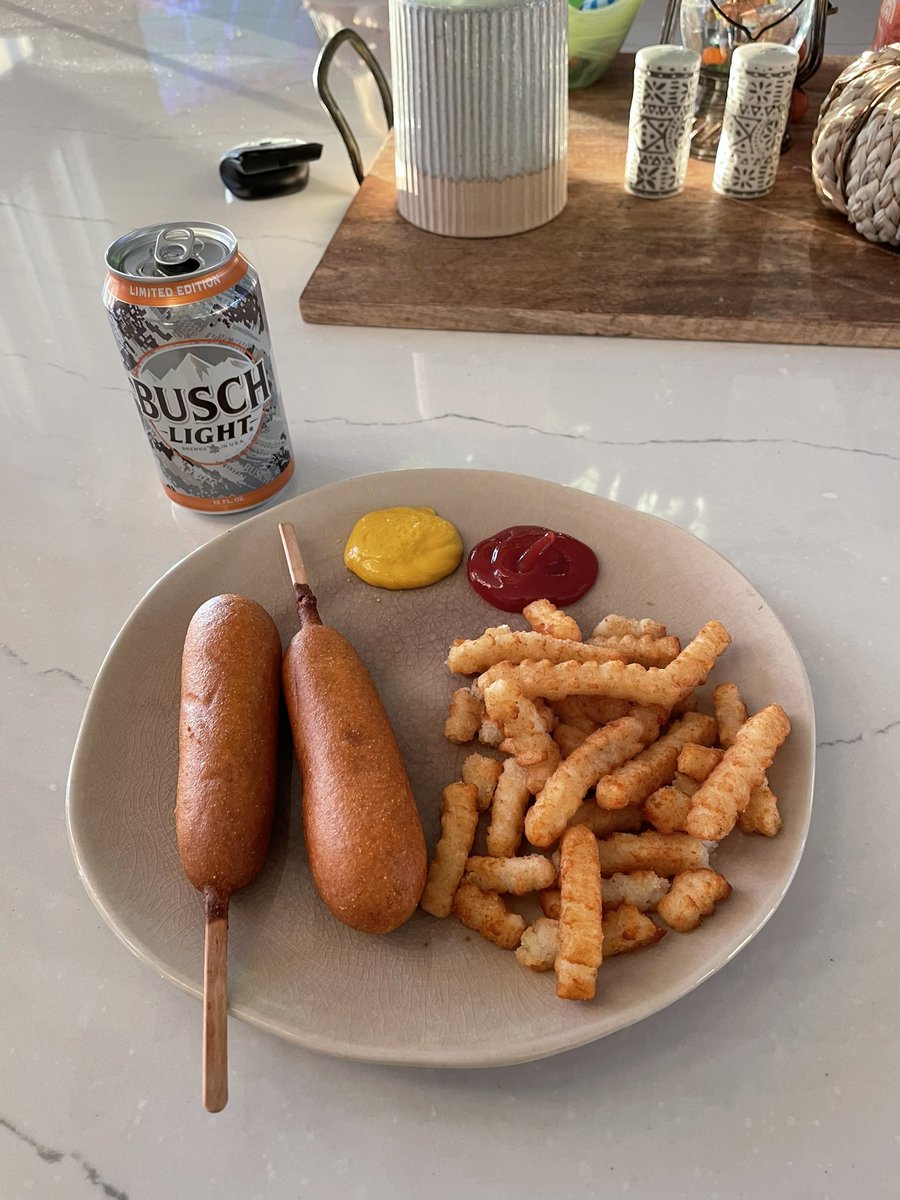 plummerandrew's tweet photo. Day two of being temporarily wifeless. Not sure how much more the kids or I can take. https://t.co/xHHIbdOx5S