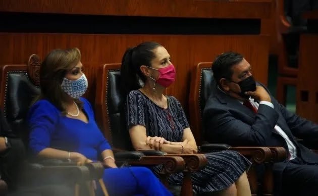 La jefa de gobierno <a href="/Claudiashein/">Claudia Sheinbaum Pardo</a> tranquilamente al lado de un presunto violador. Aplausos para el gobierno más feminista en la historia de México.👏🏻