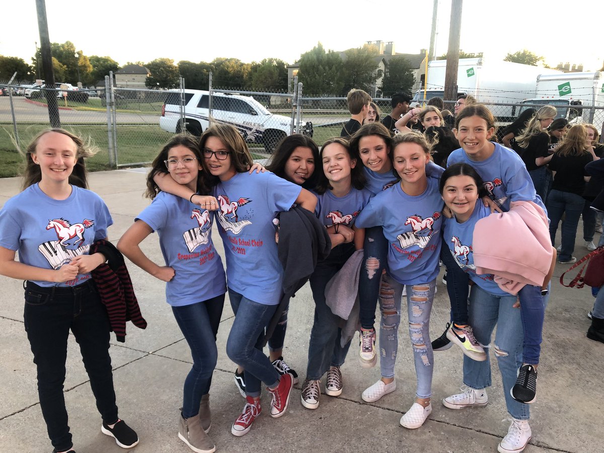 GMSChoirs's tweet photo. Our 8th Grade GMS choir kiddos had a blast performing with the CHHS Panther Chorale at tonight’s football game! It’s always a memorable experience singing with older singers. Go panthers and go ponies!  #OurHouseGMS @GCISDFineArts https://t.co/8c9QQPfdd4