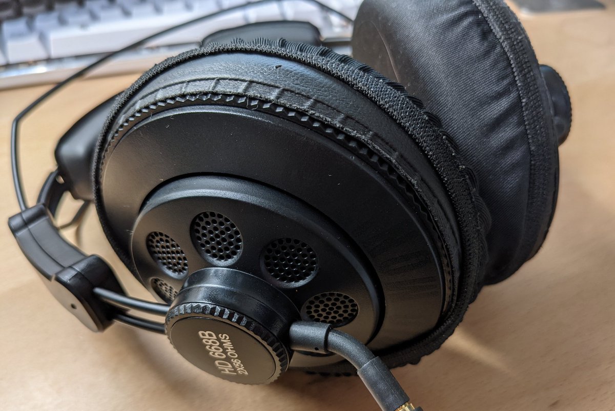 simpepepepepe's tweet photo. コスパ選手権で今のところ1位のSuperlux HD668B。開放型のモニタリング系ヘッドホン。解像度と空間表現が良いな。中級クラスの音質で4500円。作りはお値段相当で装着感が微妙。長く着けてると頭痛くなる。。。けど聴いちゃう。
#HD668B https://t.co/nOal5fbpD6