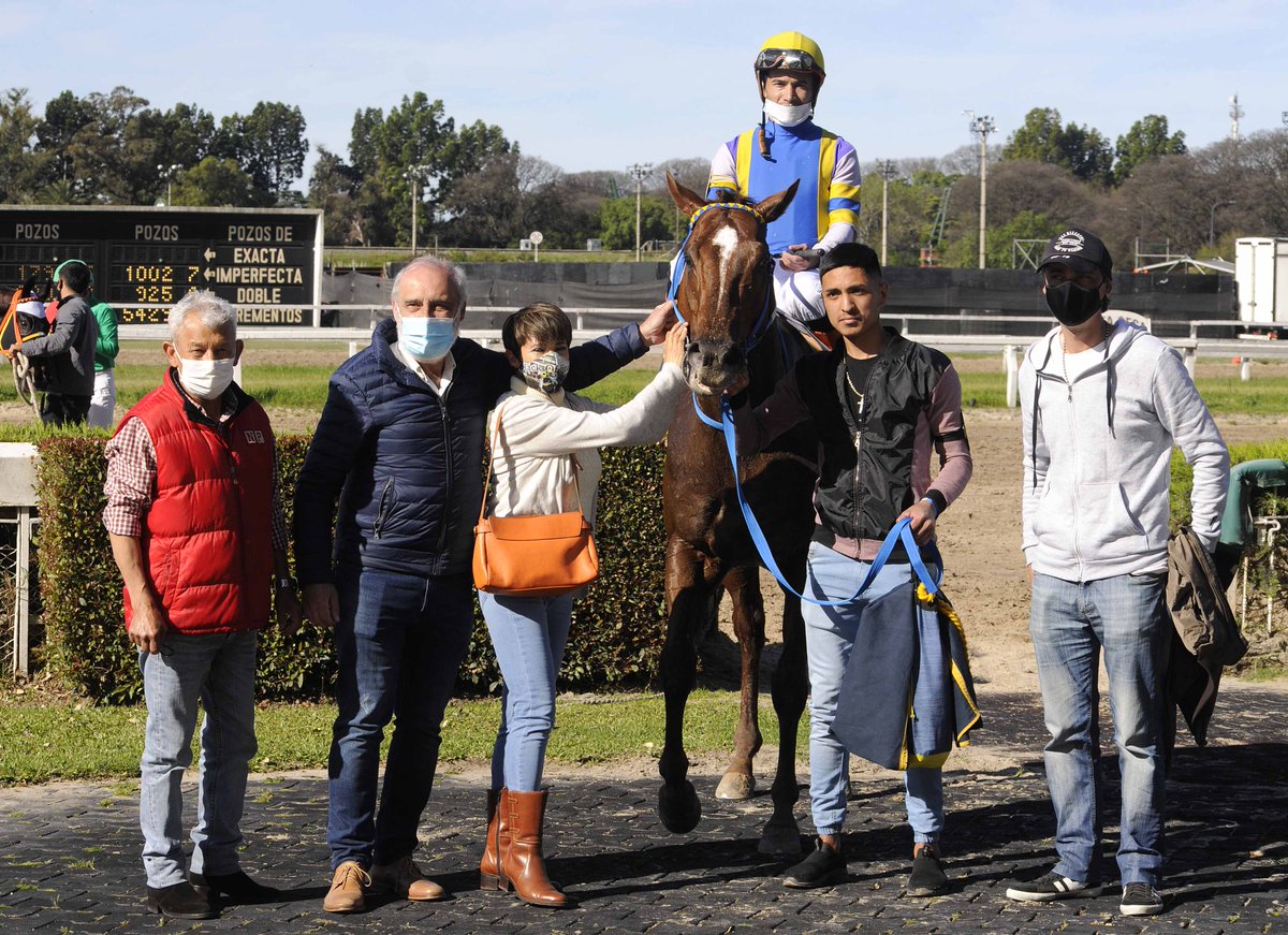 cpulgar28's tweet photo. Esta tarde en el Hipódromo de Palermo se disputó el Premio Bicentenario de la Policía Federal Argentina, donde se impuso MISTER VALIANT, con la conducción de Eduardo Ortega Pavón, caballeriza Elsie
#turf #DeTurfUnPoco https://t.co/ieZ4W9jop0