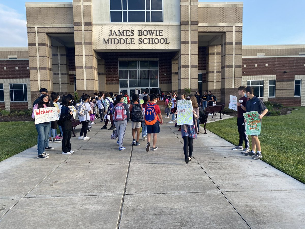JBMS_Bears's tweet photo. Our amazing PALS, cheerleaders and PBIS committee greeted our students this morning with smiles and bubbles! @PrincipalShill https://t.co/oQ1opHMrP2
