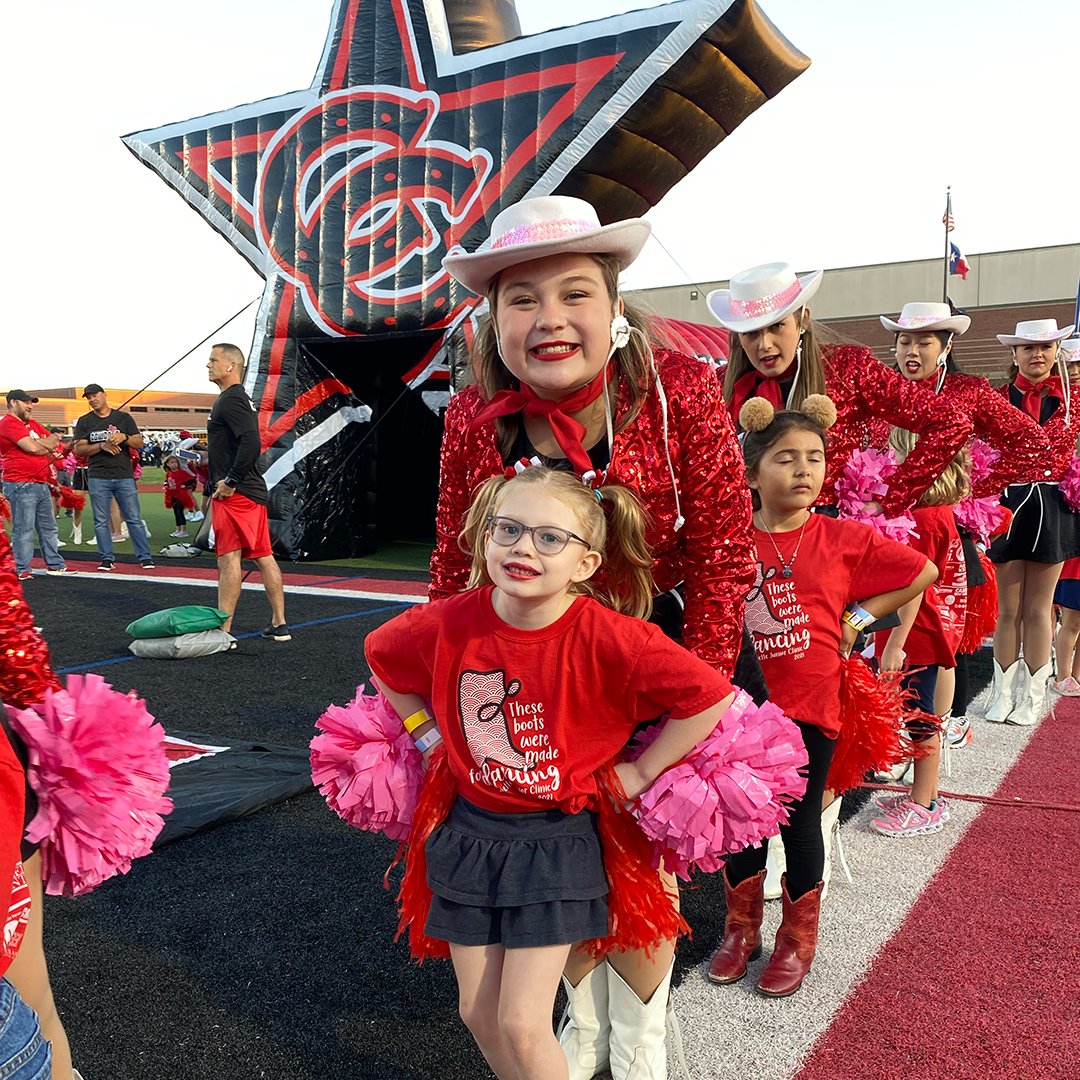 Meanwhile at <a href="/coppellfootball/">Coppell Football</a>... the <a href="/CoppellLariette/">Coppell Lariettes</a> had help welcoming the Cowboys in pregame. #txhsfb #1VisionMedia
