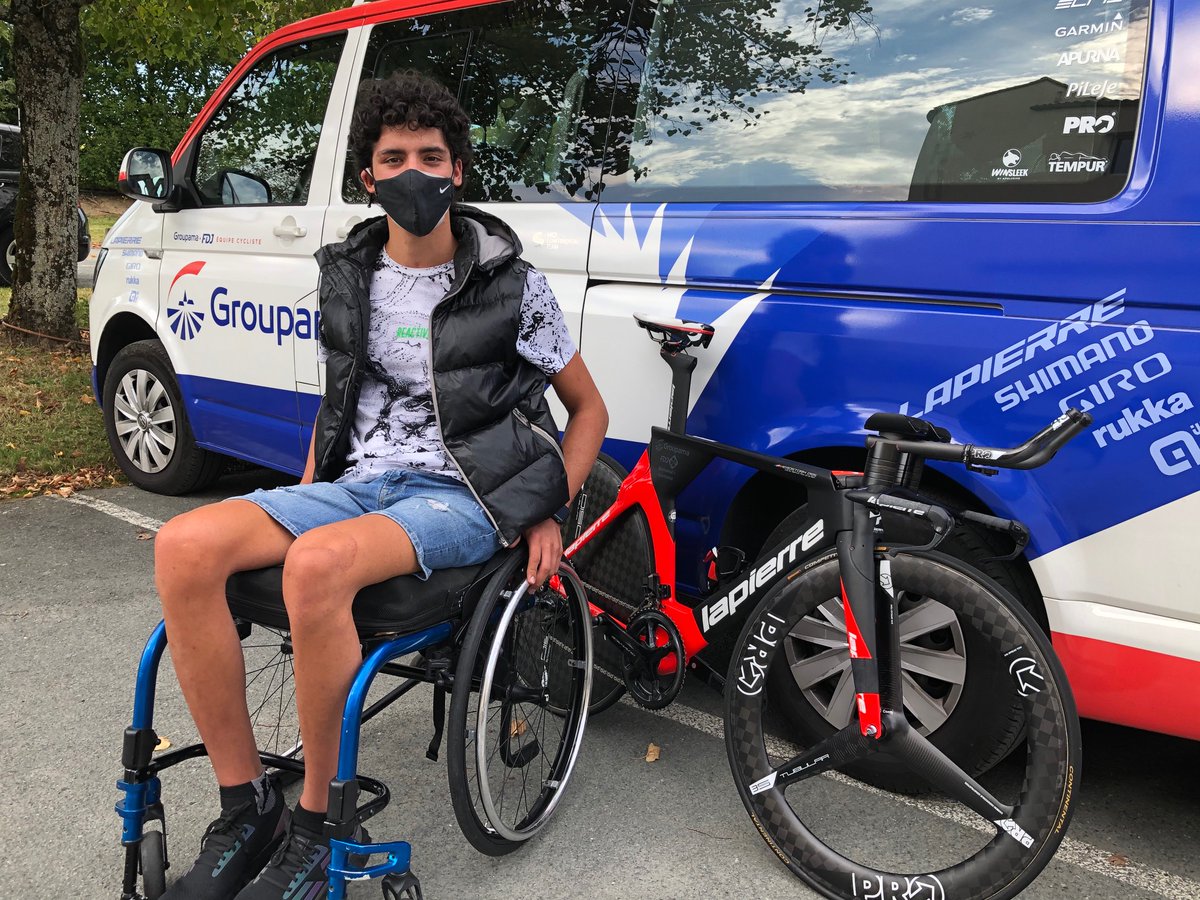 Maxime_Baron8's tweet photo. Un peu moins de trois ans après son grave accident, Samuele Manfredi signe son retour aux Herbiers. Ouest-France l'a rencontré. L'Italien, qui "n'est pas loin de marcher", garde espoir de remonter sur un vélo. Poignant. @sports_ouest @GroupamaFDJ  @ChronoNations @groupamafdj_ct https://t.co/kYkSeQxRxR