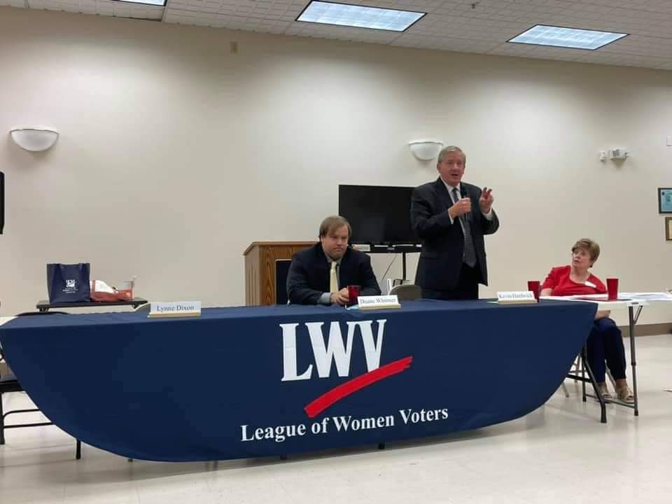 WNYDem4Progress's tweet photo. Voters deserve elected officials who show up. The current comptroller rarely shows up to work. His deputy - GOP comptroller candidate Lynne Dixon - didn't show up to this week's League of Women Voters Debate. 

@kevinhardwick shows up for debates and will to work. #Vote4Hardwick! https://t.co/6CS3box2c0