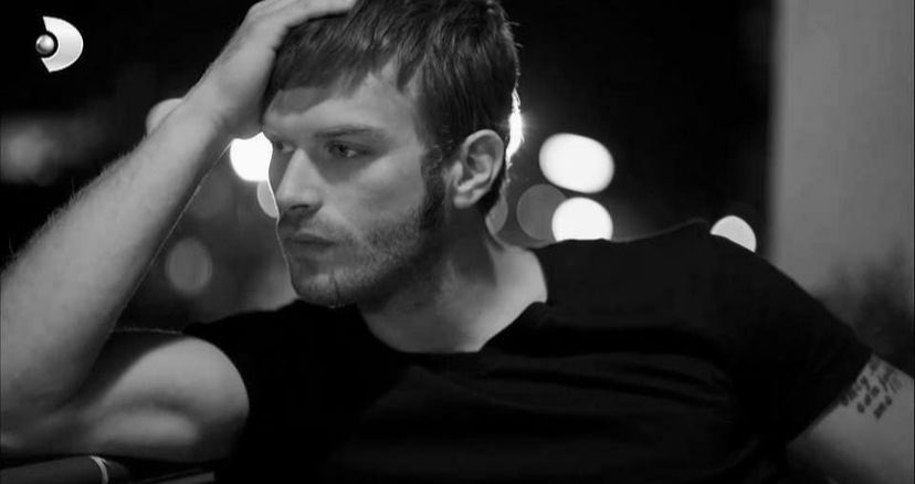 yaşamak ışıltısını kaybetti
eskisi gibi parlamıyor gözlerim