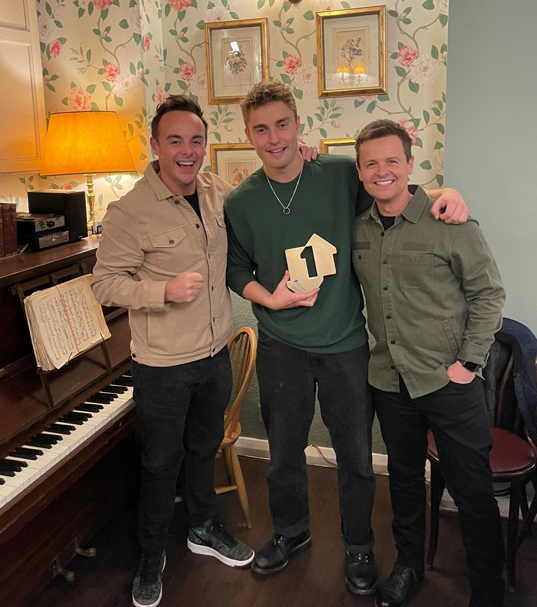 hmvempire's tweet photo. Congratulations to Sam Fender on his UK #1 Album, Seventeen Going Under!!

Sam played for us at Empire back in July 2019 - who was there?

#seventeengoingunder Sam Fender @samfendermusic @sam_fender #coventry #uknumberone #hmvempire https://t.co/s8vNybiyuA