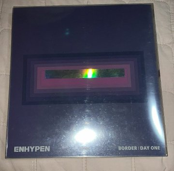 Sunnmyy's tweet photo. Vendo álbum do Enhypen
Com cd, 4 photocards frente e verso, marca páginas e 8 postcards 
Comprei pelo weverse, o álbum é OFICIAL
Preço: 100
mais fotos em baixo
Interessados só chamar dm https://t.co/M9UXAzsQNM