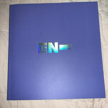 Sunnmyy's tweet photo. Vendo álbum do Enhypen
Com cd, 4 photocards frente e verso, marca páginas e 8 postcards 
Comprei pelo weverse, o álbum é OFICIAL
Preço: 100
mais fotos em baixo
Interessados só chamar dm https://t.co/M9UXAzsQNM