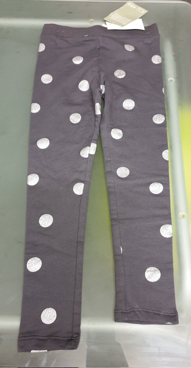slinkier's tweet photo. @hmunitedkingdom @hm
I bought these today for my daughter, got them home and realised the state of the (lack of) workmanship! One is more than 1.5" shorter than the other!! And the stitching lines are so wobbly! Please can you sort this out, they are shockingly badly made. https://t.co/NCyBbo4CxO