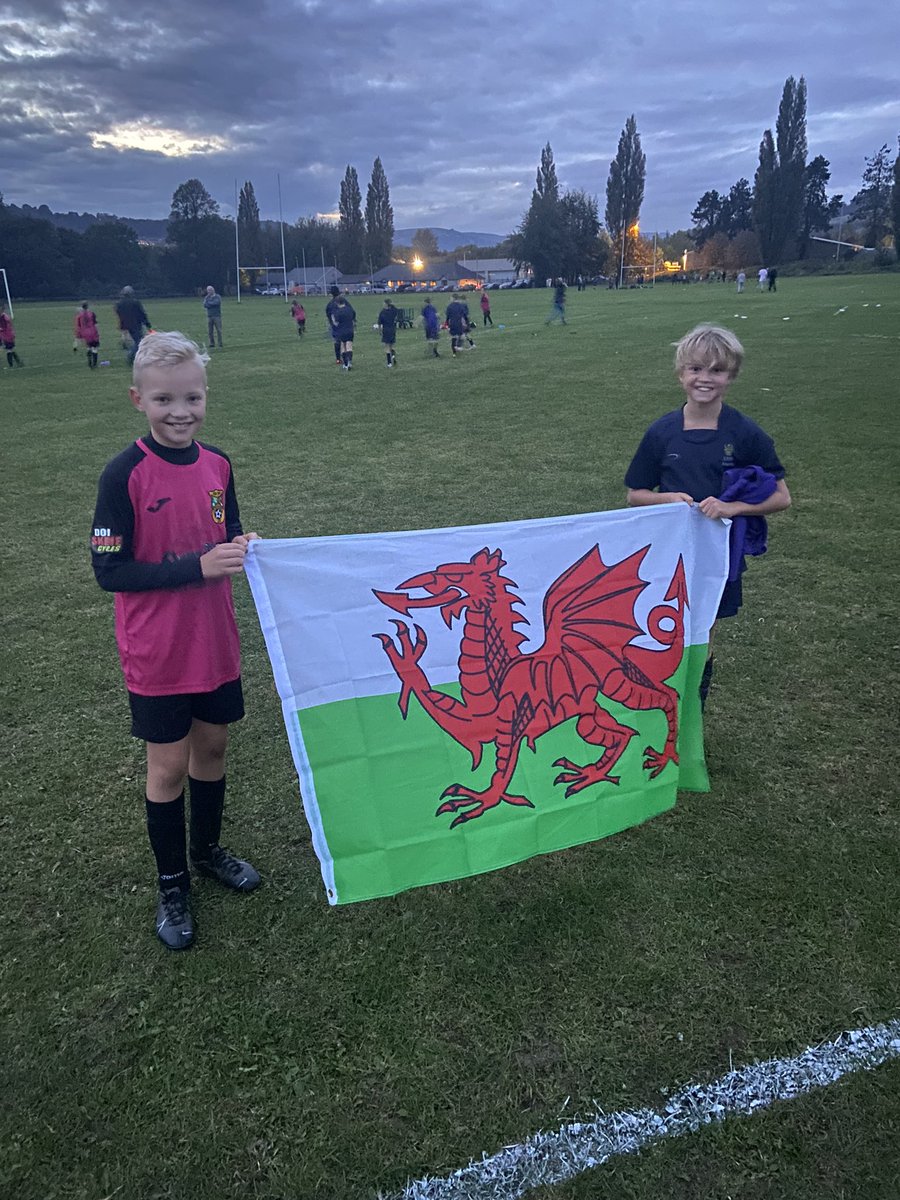 LVS_JSport's tweet photo. Our Welsh counterparts presented J.Robertson with a Welsh flag 🏴󠁧󠁢󠁷󠁬󠁳󠁿 after a close football match. 

#CheeseyGrin #Cardiff21 #Tour #Football #capatin https://t.co/CUfuyLKrmm