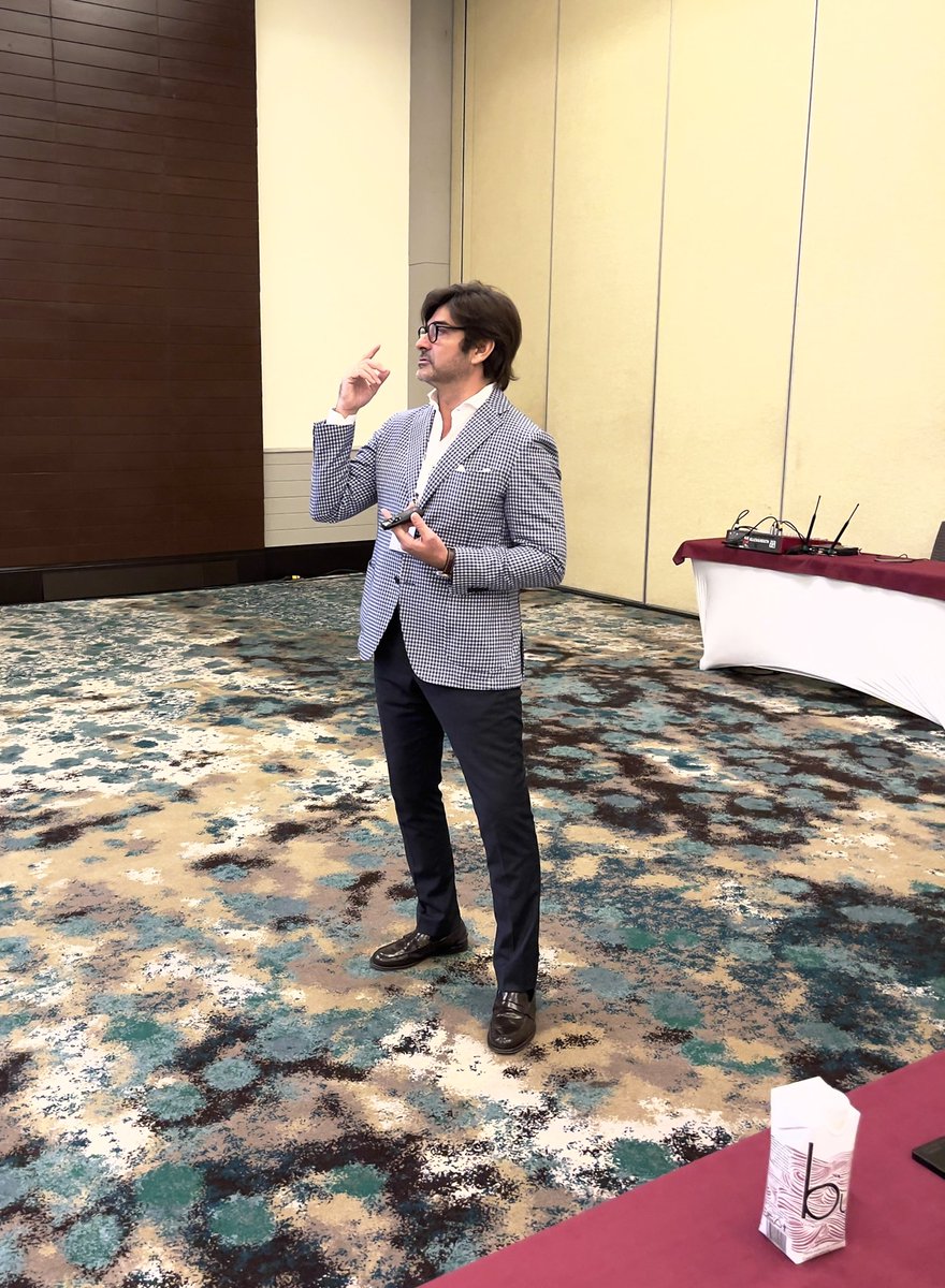 Breakouts at #steplatam: Tomas Alonso (@zedragroup) leads an informative session on funds and planning nirvana.