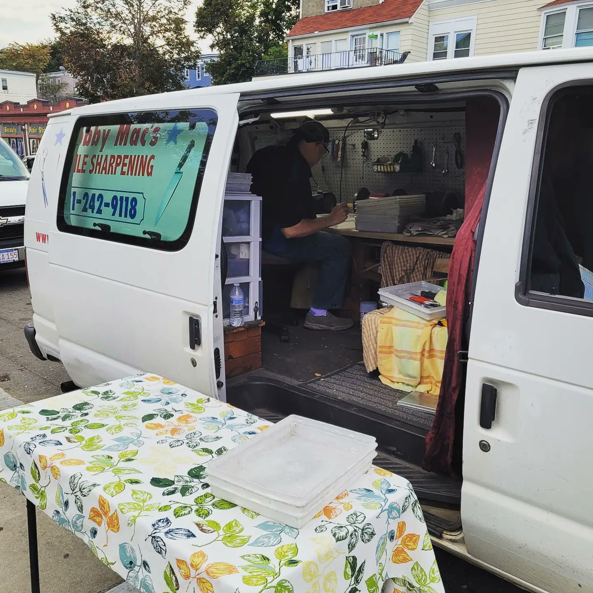 AshmontFarmMkt's tweet photo. Come down to 1900 Dorchester Ave and shop with our amazing vendors @AmalCreams @TheFoodProject @farmhousemeats1 @DotFoodCoop #siblingorganicfarms #bobbymacs and pick up some books for the family, courtesy of #storytimecrafts https://t.co/jxSkWPfJWt