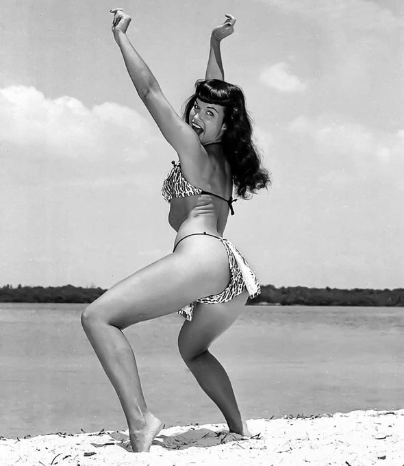 Party time! 🎉☀️ Here’s to a wild weekend, Bettie lovers! 💋🔥

~Photo by Bunny Yeager~

#queenofpinups