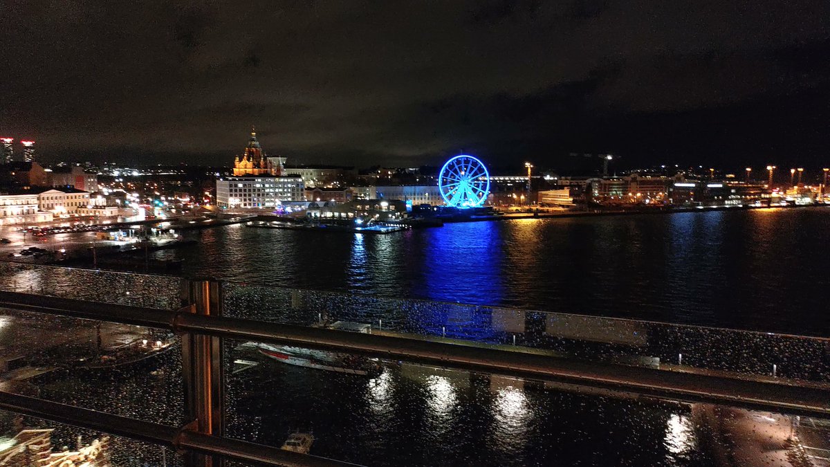 A pic from northeast. Flow of light.

#Helsinki port https://t.co/tIklSg5XbN